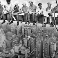 Papier Peint Panoramique Lunch at Top of a Skyscraper